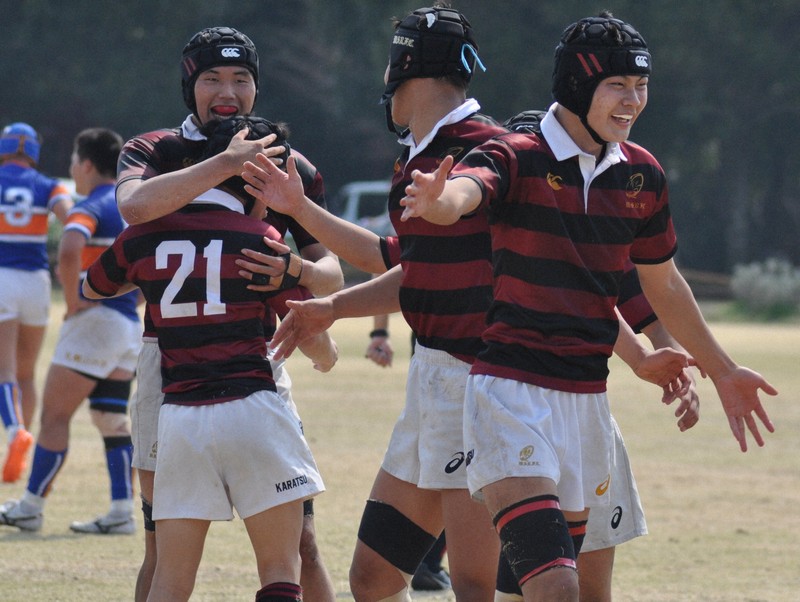 全国高校選抜ラグビー大会で初勝利を挙げて喜ぶ早稲田佐賀の選手たち＝埼玉・熊谷スポーツ文化公園で2025年3月25日、角田直哉撮影