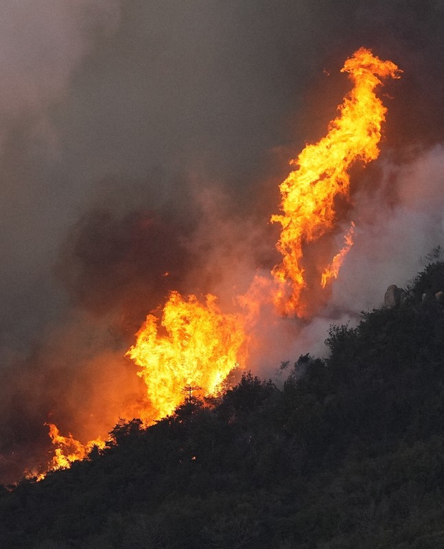 激しく燃える、岡山県内の山林火災現場＝岡山市南区と玉野市の境界付近で2025年3月25日午後5時57分、本社ヘリから