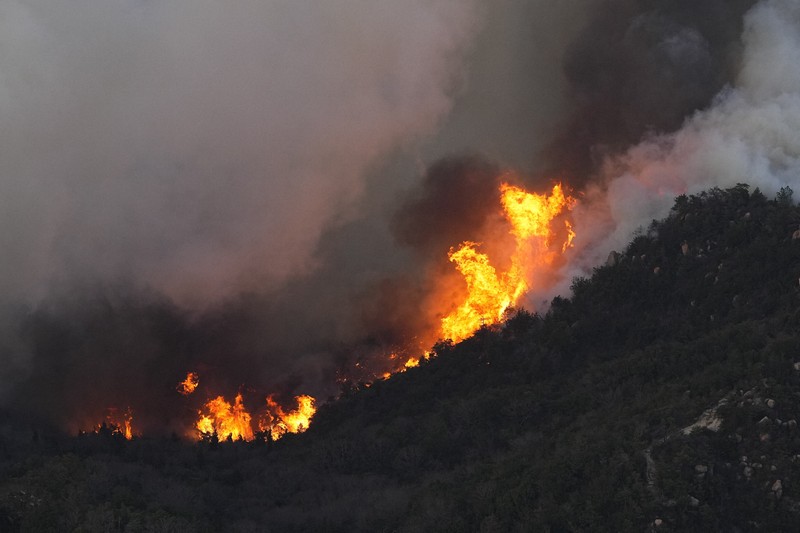 　激しく燃え上がる、岡山県内の山林火災現場＝岡山市南区と玉野市の境界付近で2025年3月25日午後5時57分、本社ヘリから