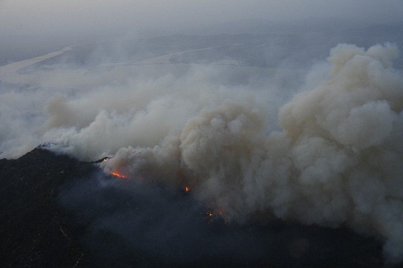 激しく煙が上がる、岡山県内の山林火災現場＝岡山市南区と玉野市の境界付近で2025年3月25日午後6時6分、本社ヘリから