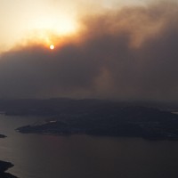 山林火災の煙＝岡山県瀬戸内市で2025年3月25日午後5時57分、本社ヘリから