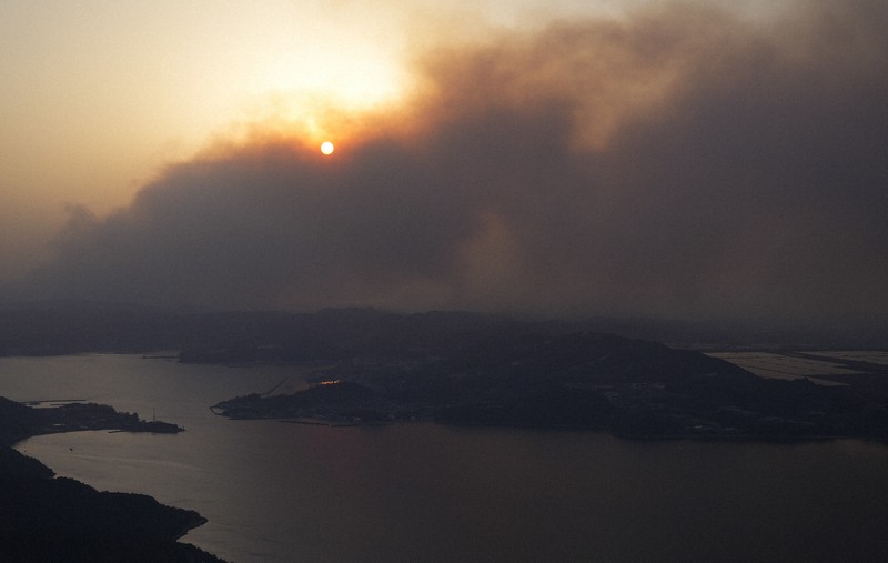 山林火災の煙＝岡山県瀬戸内市で2025年3月25日午後5時57分、本社ヘリから