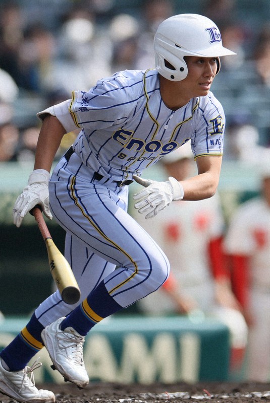 【智弁和歌山－エナジックスポーツ】三回裏エナジックスポーツ1死、イーマンが右前打を放つ＝阪神甲子園球場で2025年3月25日、長澤凜太郎撮影