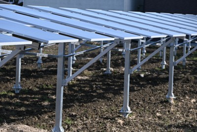 福知山市推動農光共生 太陽能板下種植木耳可製植物性蛋