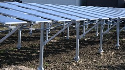 農業と発電を両立させる「ソーラーシェアリング」。耕作放棄地の有効活用策として期待されるが、普及には課題も多いという＝神奈川県開成町で2025年3月7日、川口雅浩撮影