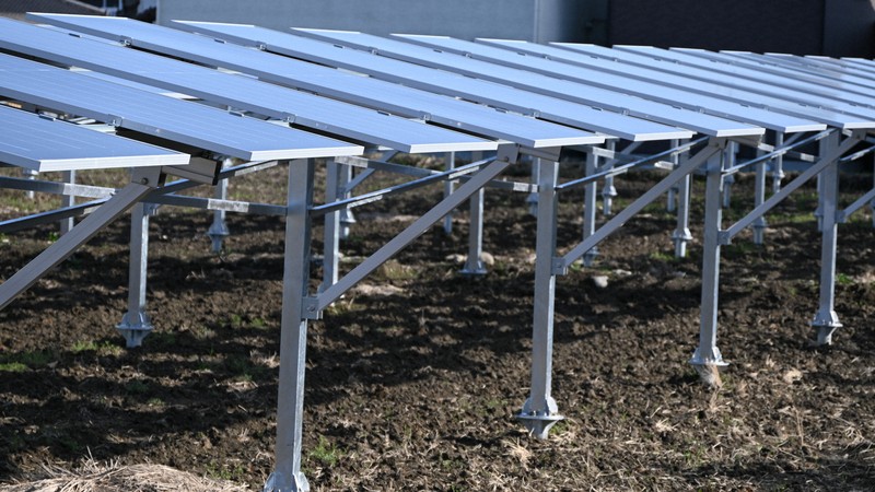 農業と発電を両立させる「ソーラーシェアリング」。耕作放棄地の有効活用策として期待されるが、普及には課題も多いという＝神奈川県開成町で2025年3月7日、川口雅浩撮影