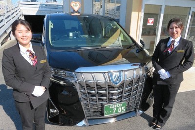 ハイヤーとして使っているトヨタ車のミニバン「アルファード」のそばに立つ、観光ドライバーの小島佐知子さん（右）と岩原沙奈さん＝名古屋市北区で2025年3月18日、大原翔撮影