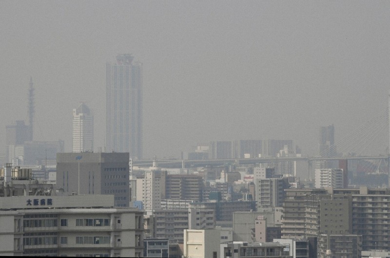 黄砂にかすむ大阪の市街地＝大阪市北区から2025年3月25日午前9時21分、望月亮一撮影