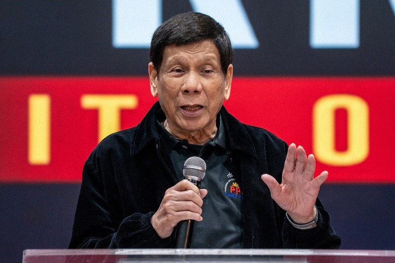 香港で開かれた出稼ぎ労働者との政治集会に参加したロドリゴ・ドゥテルテ前大統領。この後、帰国した際に逮捕された=9日、AP