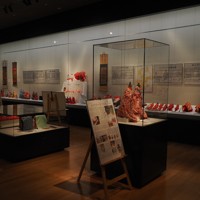 陸前高田市立博物館で開催されている「陸前高田のオシラサマはいま」展の会場＝同博物館提供