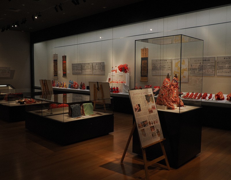 陸前高田市立博物館で開催されている「陸前高田のオシラサマはいま」展の会場＝同博物館提供