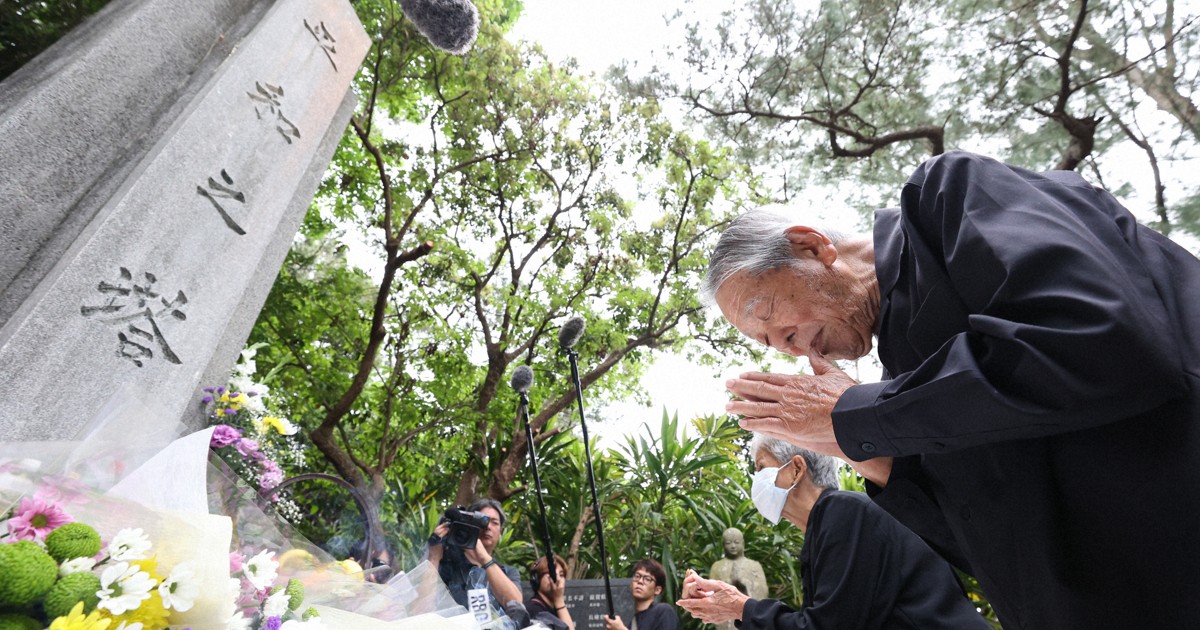 米軍上陸80年 座間味島で慰霊祭 集団自決で住民177人が犠牲 | 毎日新聞