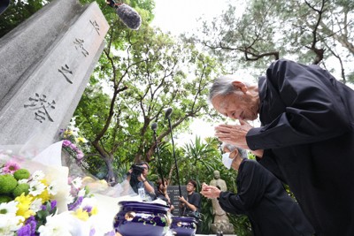 米軍上陸80年 座間味島で慰霊祭 集団自決で住民177人が犠牲 | 毎日新聞