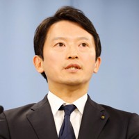 第三者委員会が出した報告書に対して記者会見する兵庫県の斎藤元彦知事＝神戸市中央区で2025年3月26日午後1時34分、梅田麻衣子撮影