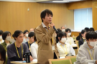 政府に核兵器禁止条約の署名・批准を求める署名を提出後、外務省職員に意見を述べる高校生ら＝外務省で2025年3月26日午後2時18分、竹内麻子撮影