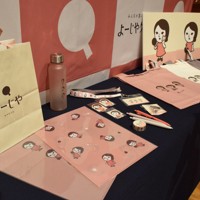 新しい紙袋と、新たに販売するキャラクター化した「よじこ」のグッズ＝京都市下京区で2025年3月26日午後2時18分、南陽子撮影
