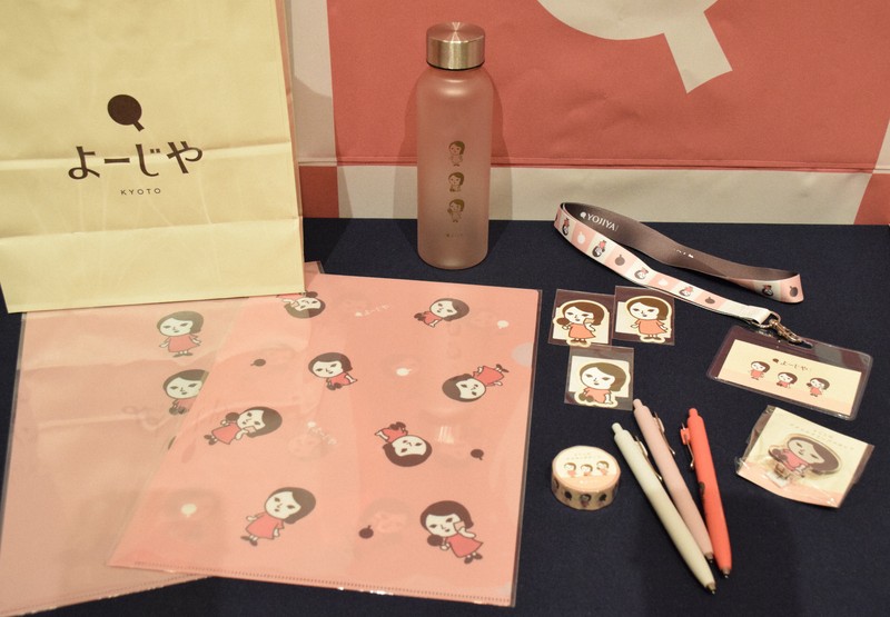 新たに販売する、キャラクター化した「よじこ」のグッズ＝京都市下京区で2025年3月26日午後2時19分、南陽子撮影