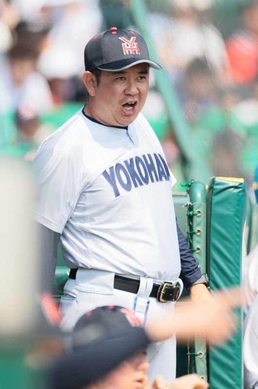 【西日本短大付－横浜】ベンチで声を上げる横浜の村田浩明監督＝阪神甲子園球場で2025年3月26日、中川祐一撮影
