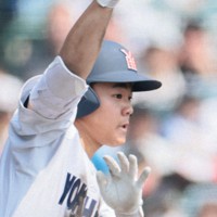 【西日本短大付－横浜】六回裏横浜1死二塁、為永が適時打を放つ＝阪神甲子園球場で2025年3月26日、中川祐一撮影