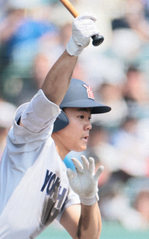 【西日本短大付－横浜】六回裏横浜1死二塁、為永が適時打を放つ＝阪神甲子園球場で2025年3月26日、中川祐一撮影