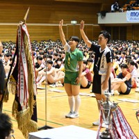 さくらバレーの開会式で選手宣誓する八女学院の楢崎心音主将（中央左）と酪農学園大とわの森三愛の本田逸人主将（中央右）＝東京・町田市立総合体育館で2025年3月25日、曽根田和久撮影