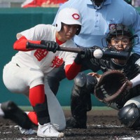 【広島商－智弁和歌山】二回裏智弁和歌山1死一、三塁、黒川がスクイズを成功させる＝阪神甲子園球場で2025年3月26日、長澤凜太郎撮影