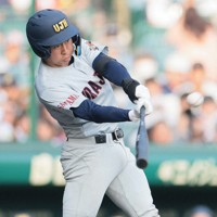 【浦和実－聖光学院】三回表浦和実1死一、二塁、野本が適時二塁打を放つ＝阪神甲子園球場で2025年3月26日、中川祐一撮影