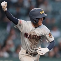 【浦和実－聖光学院】延長タイブレーク十回表浦和実無死満塁、中前適時打を放ち喜ぶ橋口＝阪神甲子園球場で2025年3月26日、中川祐一撮影