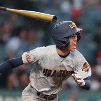 【浦和実－聖光学院】延長タイブレーク十回表浦和実無死満塁、橋口が中前適時打を放つ＝阪神甲子園球場で2025年3月26日、中川祐一撮影