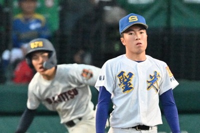 【浦和実－聖光学院】延長タイブレーク十回表浦和実無死満塁、深谷（奥）に3点二塁打を許し、打球の行方を追う聖光学院の大嶋＝阪神甲子園球場で2025年3月26日、新宮巳美撮影