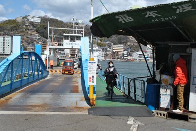 福本フェリーの向島側の乗り場。下船した利用者に従業員が「お帰り」と声をかけた＝尾道市向島町で2025年3月19日午後0時0分、関東晋慈撮影