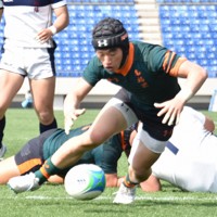 【大阪桐蔭－東福岡】後半、こぼれ球に飛び込む東福岡の選手（中央）＝埼玉・熊谷スポーツ文化公園で2025年3月27日、高野裕士撮影