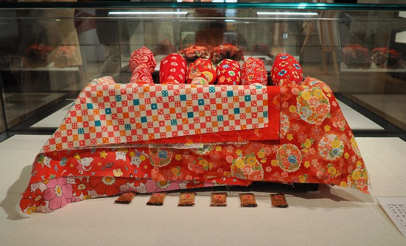 オシラサマ（家の守り神）に会いに来た お供え菓子、見学者 全国から