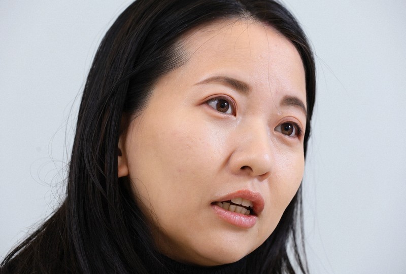 インタビューに応じる深作祐衣横浜市議＝横浜市内で2025年2月23日、宮武祐希撮影