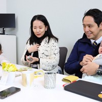 インタビューに応じる深作祐衣横浜市議（中央）と夫の深作ヘスス衆院議員（右）＝横浜市内で2025年2月23日、宮武祐希撮影