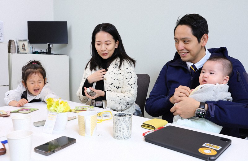 インタビューに応じる深作祐衣横浜市議（中央）と夫の深作ヘスス衆院議員（右）＝横浜市内で2025年2月23日、宮武祐希撮影