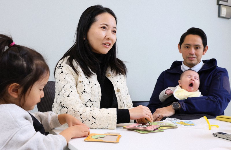 インタビューに応じる深作祐衣横浜市議（中央）と夫の深作ヘスス衆院議員（右）＝横浜市内で2025年2月23日、宮武祐希撮影