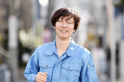 「ごみ清掃芸人」として活動するお笑いコンビ「マシンガンズ」の滝沢秀一さん＝東京都新宿区で2025年2月12日、竹内紀臣撮影