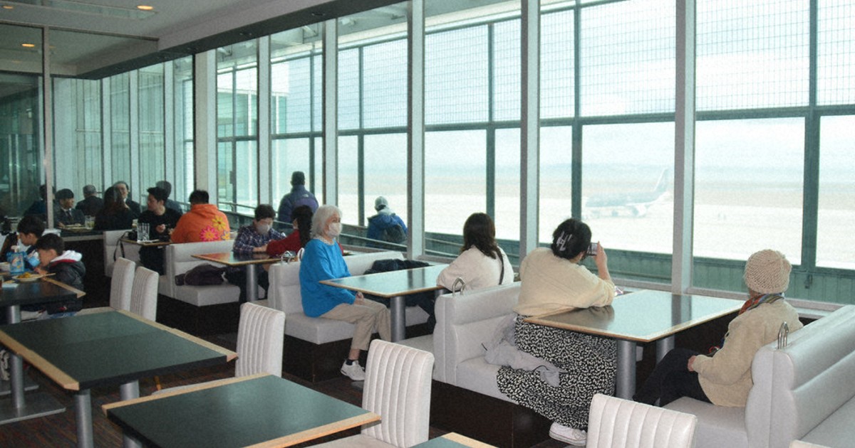 滑走路見ながら舌鼓 「角打ち」併設、レストラン開店 北九州空港