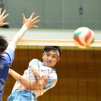 さくらバレー男子決勝で、相手コートにスパイクを打ち込む清風の選手（奥）＝東京・町田市立総合体育館で2025年3月28日、橋本陵汰撮影