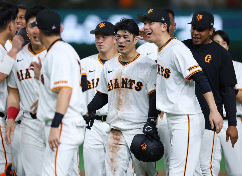 代役」の若林楽人、チャンスつかむサヨナラ打 巨人が5点差逆転 | 毎日新聞