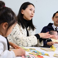 インタビューに応じる深作祐衣横浜市議（中央）と夫の深作ヘスス衆院議員（右）＝横浜市内で2025年2月23日、宮武祐希撮影