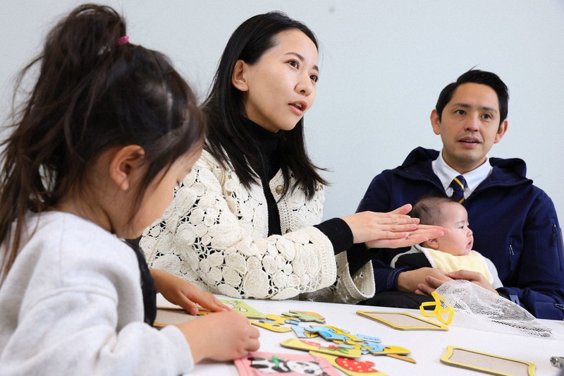 インタビューに応じる深作祐衣横浜市議（中央）と夫の深作ヘスス衆院議員（右）＝横浜市内で2025年2月23日、宮武祐希撮影