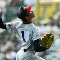 【浦和実－智弁和歌山】力投する浦和実の先発・石戸＝阪神甲子園球場で2025年3月28日、新宮巳美撮影