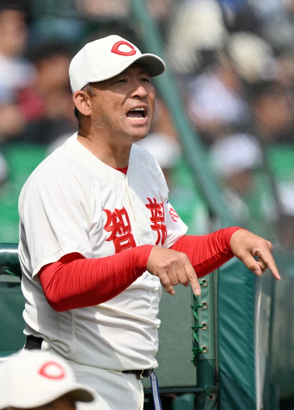 【浦和実－智弁和歌山】選手に指示を出す智弁和歌山の中谷仁監督＝阪神甲子園球場で2025年3月28日、渡部直樹撮影