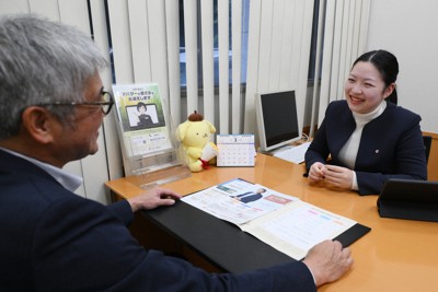 国債販売の接客をするSMBC日興証券大手町支店の営業担当者（右）＝東京都千代田区で2025年3月5日、内藤絵美撮影