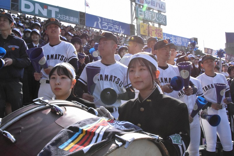 チアリーダーから転身も 目立つ学ランの女子応援団 センバツ | 毎日新聞
