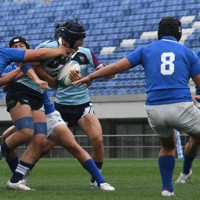 【御所実－桐蔭学園】前半、相手防御の突破を図る桐蔭学園の選手＝川村咲平撮影