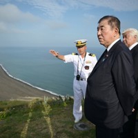 日米両軍による激戦地となった硫黄島で合同慰霊式に参列するなどした後で、摺鉢山を訪れた石破茂首相（手前）＝東京都小笠原村で2025年3月29日午後4時7分（代表撮影）