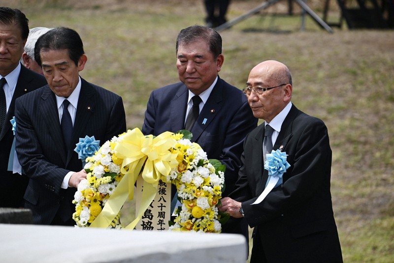 日米合同慰霊式で献花する石破茂首相ら＝東京都小笠原村で2025年3月29日午後0時3分（代表撮影）